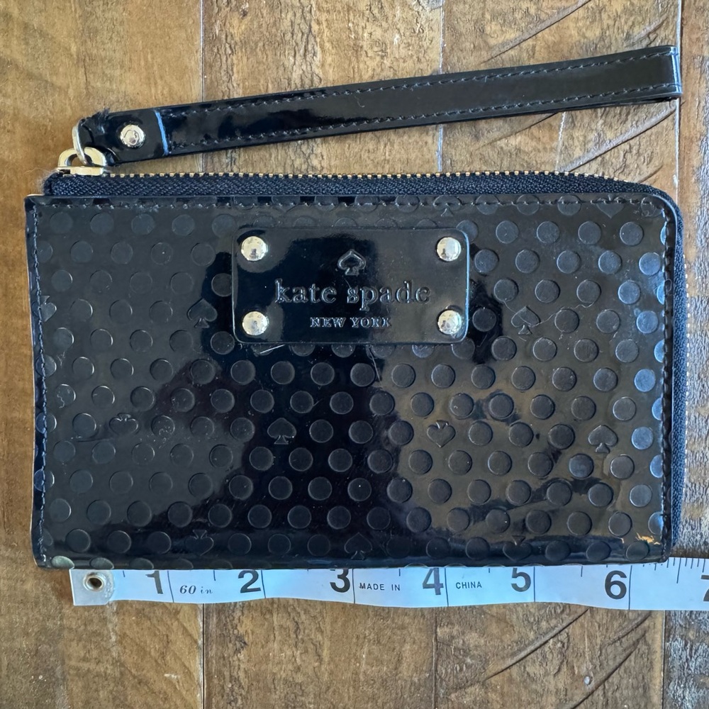 Kate Spade Black Patent Leather Textured Wristlet EUC